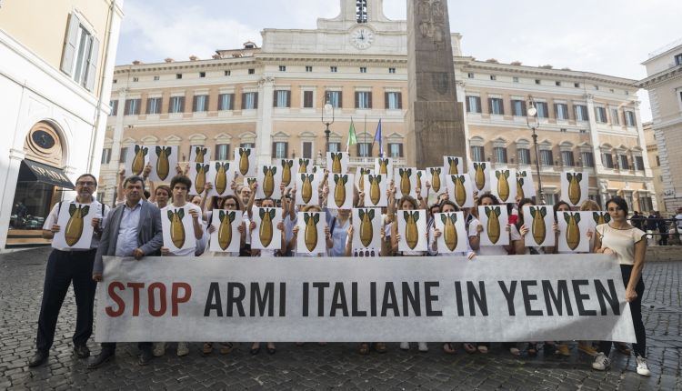 Flash mob a Montecitorio contro le bombe italiane in Yemen – Foto: Giuliano Del Gatto